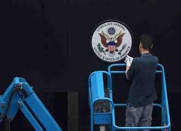 الصين تزيل شعار الولايات المتحدة من مبنى القنصلية الأمريكية