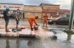 بلدية محافظة بيش ممثله بإدارة الكوارث والطوارئ تفوض جهدها في ازاحة مياه الأمطار