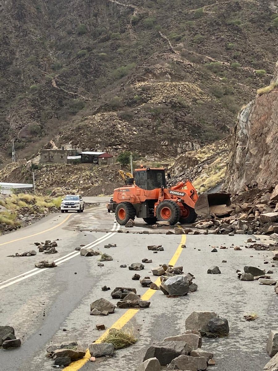 بلدية محافظة الداير تباشر إزالة الانهيارات الصخرية التي خلفتها الأمطار الغزيرة
