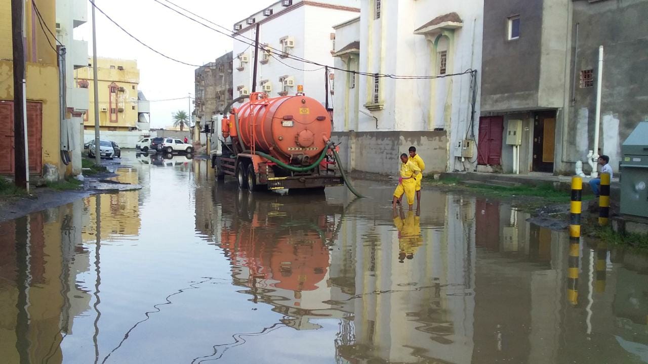 بلدية محافظة صبيا تواصل عملها في إزالة آثار ومخلفات مياه الأمطار