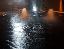 بلدية مركز القفل تباشر نزح مياه الأمطار في شوارع المركز