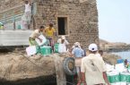 مركز الملك سلمان للإغاثة يوزع أكثر من 11 طنًا من السلال الغذائية في جزيرة ميون بمحافظة تعز