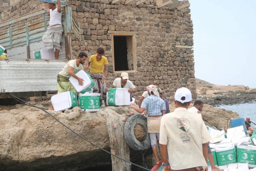 مركز الملك سلمان للإغاثة يوزع أكثر من 11 طنًا من السلال الغذائية في جزيرة ميون بمحافظة تعز