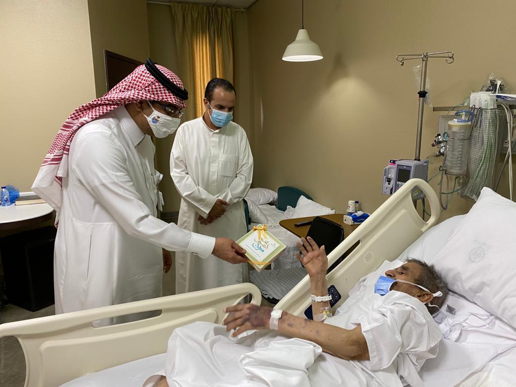 “اللواء الداود” ينقل معايدة سمو الأمير عبدالعزيز بن سعود للمنومين بمستشفى قوى الأمن بمكة