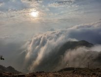 بالصور… السحاب يُعانق جبال منجد بمحافظة هروب