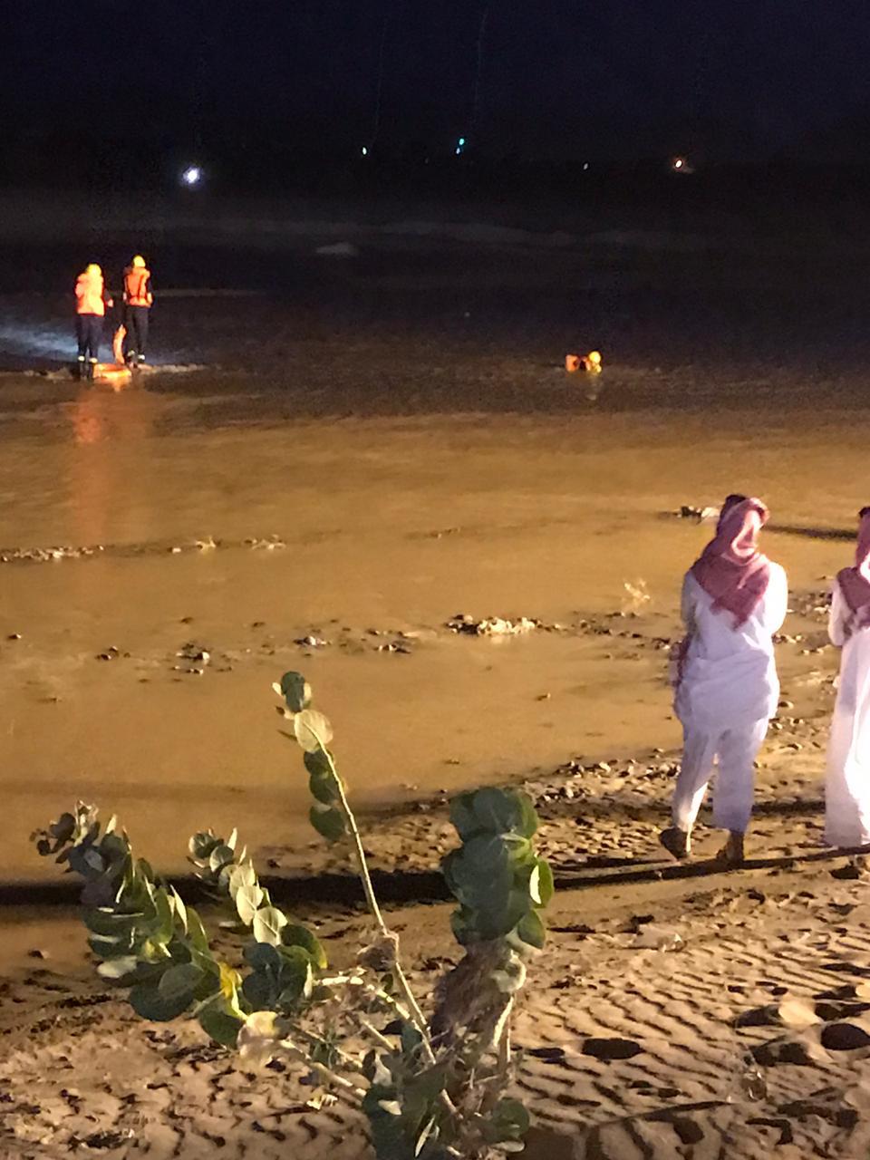 فريق الإنقاذ برنية ينتشل جثة طفل غريق بمستنقع
