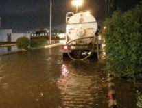 بلدية محافظة صامطة تكثف أعمالها لنزح مياه الأمطار
