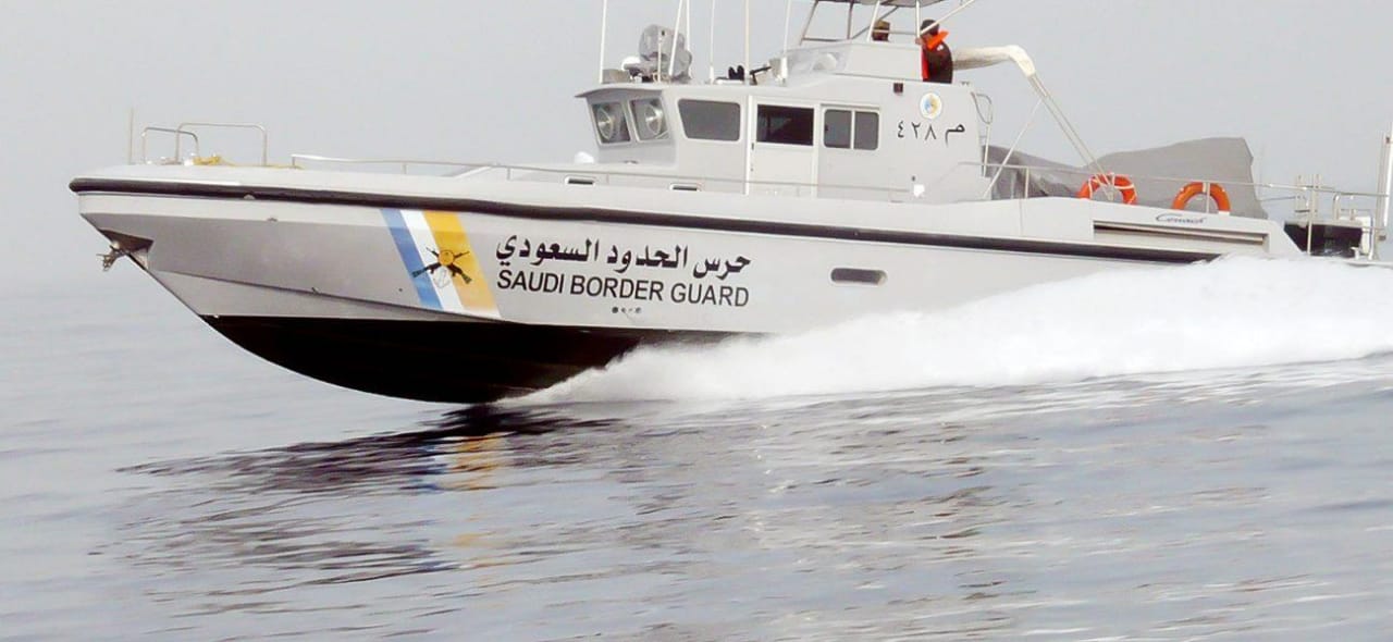 حرس الحدود بمنطقة جازان ينقذ مواطنيَن تعطل قاربهما بعرض البحر