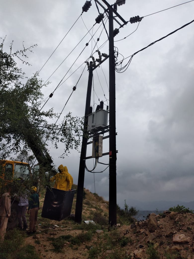 طوارئ كهرباء الحرثُ تباشر الإنقطاعات بسبب الأمطار 