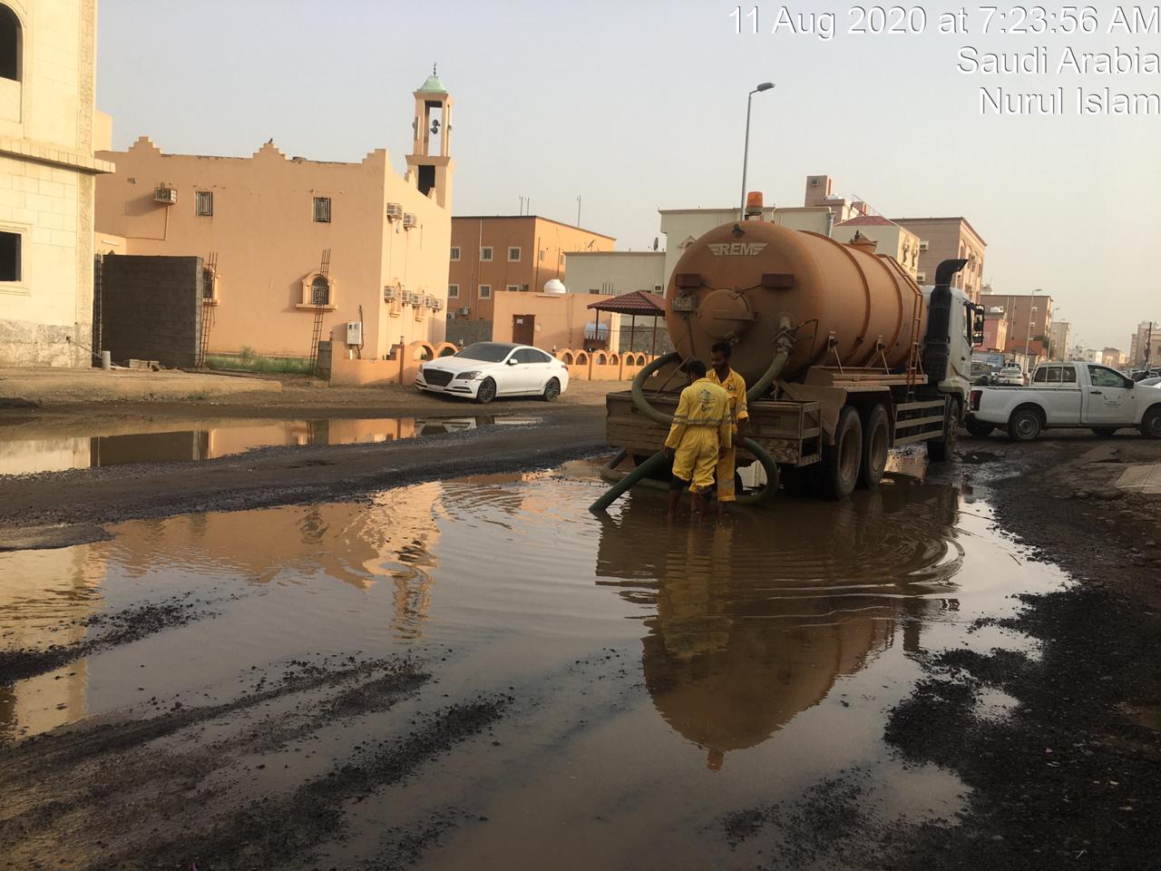 بلدية محافظة صبيا تُكثف جهودها في نزح مياه الأمطار
