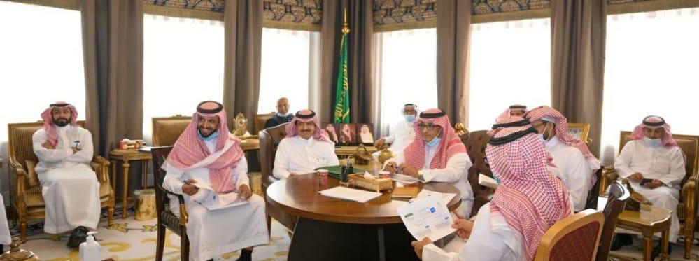 الأمير تركي بن طلال يستعرض إنجازات غرفة إدارة أزمة كورونا خلال موسم الصيف