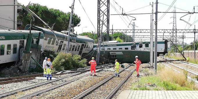 إيطاليا .. إصابة ثلاثة أشخاص جراء خروج قطار عن مساره