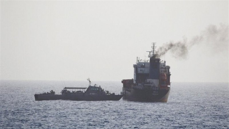 إيران تستولي على سفينة إماراتية وتحتجز طاقمها