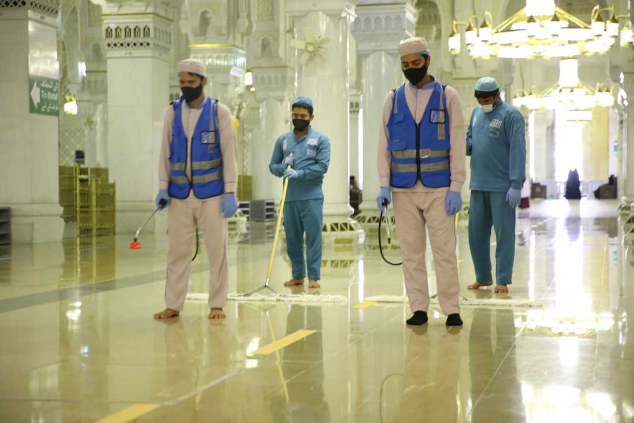 إدارة الوقاية البيئية و مكافحة الأوبئة تكثف عمليات التعقيم في المسجد الحرام
