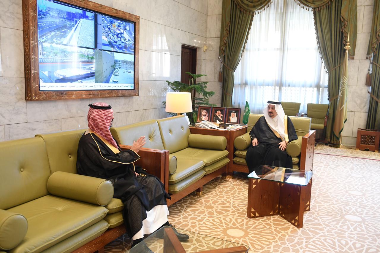 سمو أمير منطقة الرياض يستقبل مدير معهد الإدارة العامة