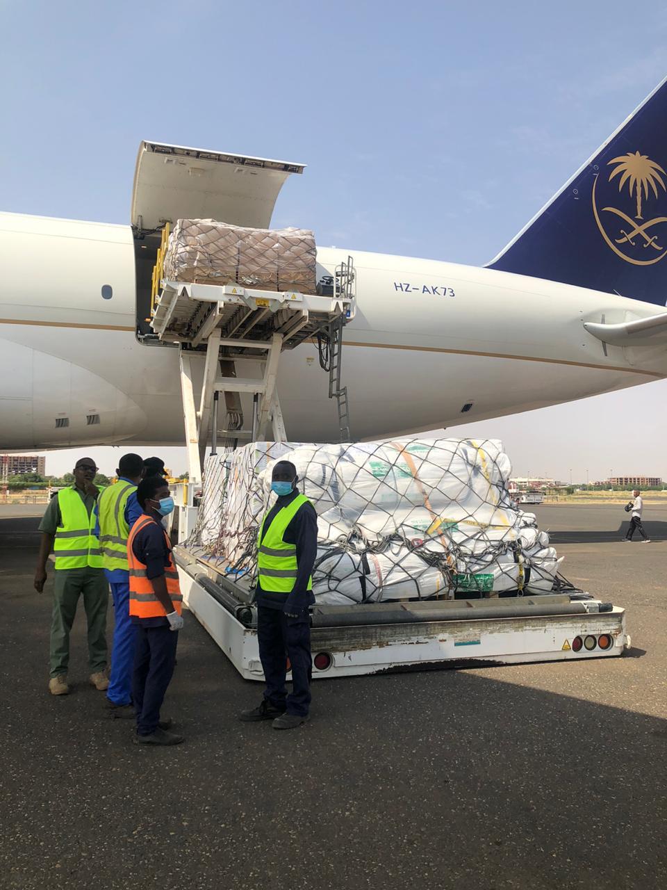 وصول طائرة إغاثية سعودية تحمل مساعدات إيوائية وغذائية إلى السودان