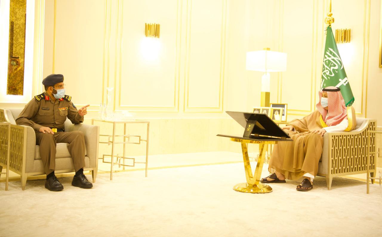 الأمير حسام بن سعود يتسلم تقريراً عن منجزات الدفاع المدني بمنطقة الباحة