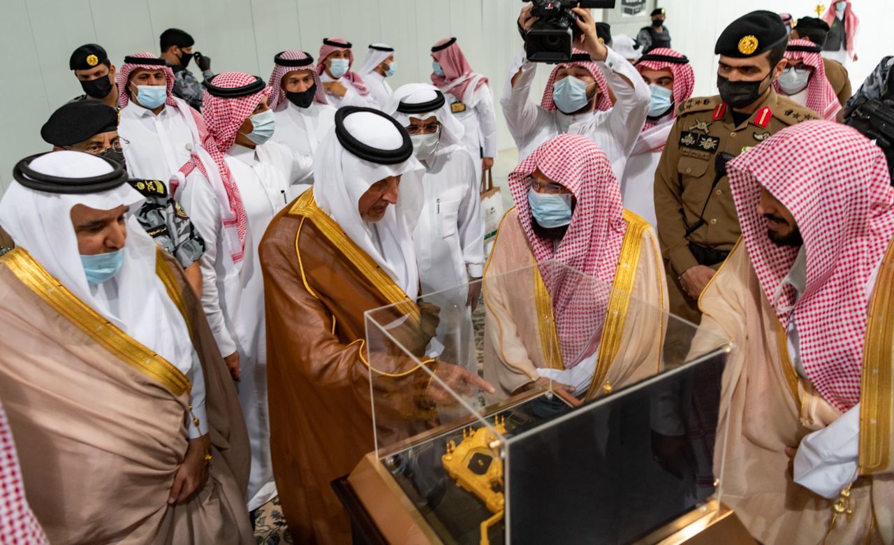 “الرئيس العام” يقدم مجسماً تذكارياً للمسجد الحرام إلى أمير منطقة مكة المكرمة