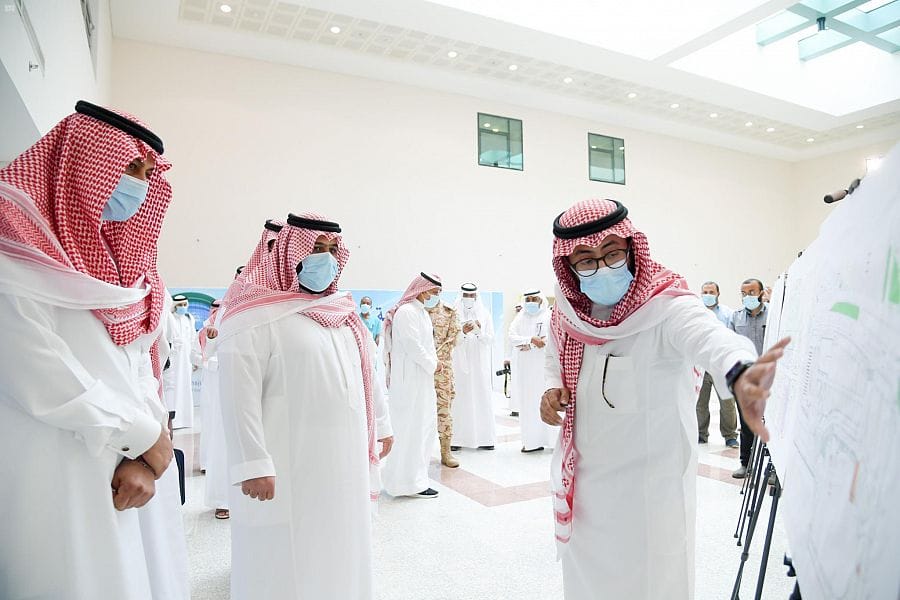 الأمير محمد بن عبدالعزيز يتفقد المستشفى الجامعي بجامعة جازان