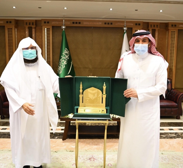 الرئيس العام يكرم صاحب السمو الأمير الدكتور ممدوح بن سعود ثنيان آل سعود رئيس الجامعة الإسلامية