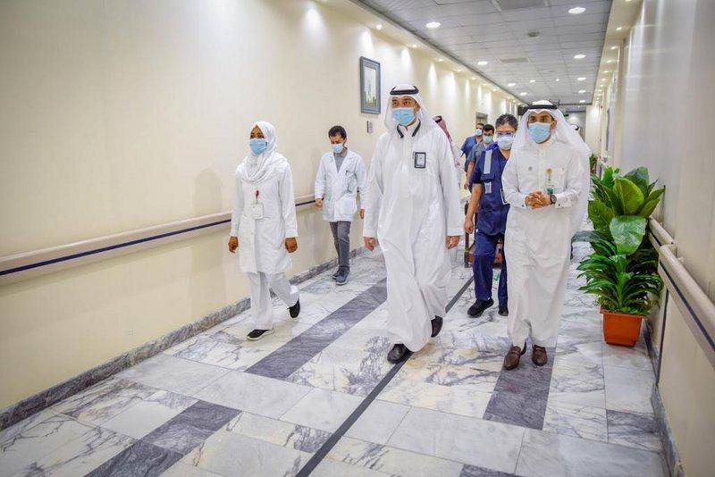 مدير مستشفى الملك عبدالعزيز بمكة المكرمة يقوم بجولة على الممارسين الصحيين