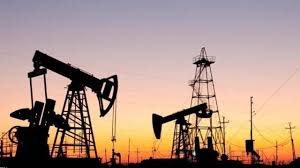 أسعار النفط تنخفض أكثر من 4%