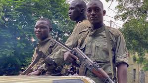 الإفراج عن 12 مسؤولاً مدنياً وعسكرياً في مالي