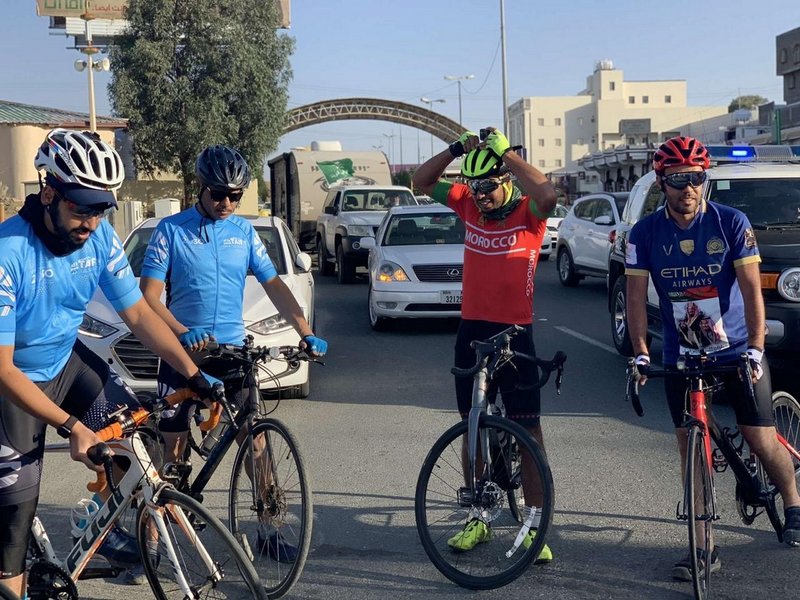 بالصور .. وصول الرحالتين السعودي والمغربي لـ”الطائف” عبر الدراجة