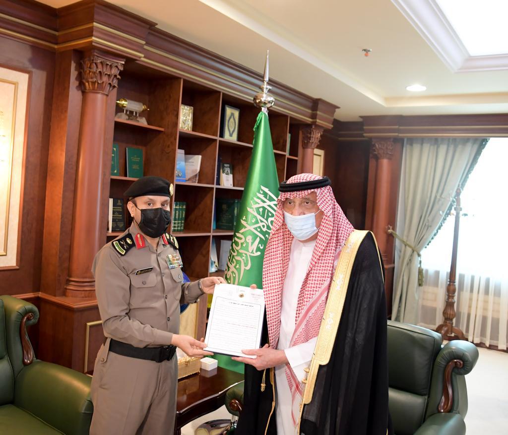الأمير محمد بن ناصر يتسلّم التقرير الإحصائي السنوي لشرطة منطقة جازان