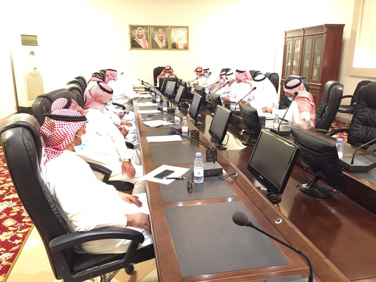 محافظ أبو عريش يرأس اجتماع المجلس المحلي
