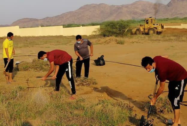 تنمية عياش تطلق مبادرة ” تنظيف مقابر القطاع” 