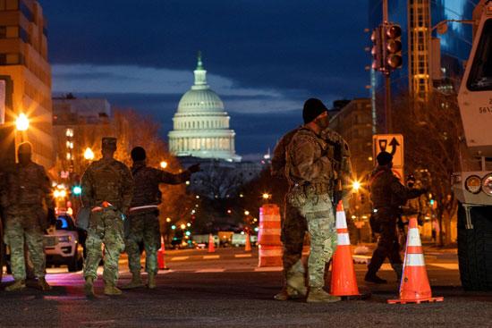 إضاءة ساحة الأعلام بواشنطن استعدادا لتنصيب بايدن