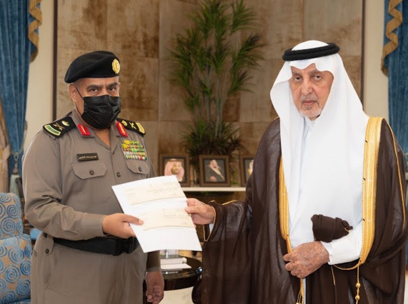 أمير مكة المكرمة يكَرم عدداً من رجال الأمن بشرطة المنطقة