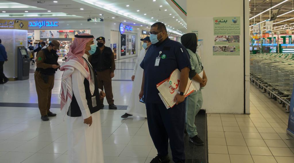 صحة الرياض :  تكثف جولاتها الرقابية لرصد مخالفات الإجراءات الاحترازية 