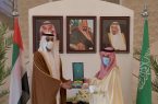 وزير الخارجية يسلم الشيخ شخبوط آل نهيان وشاح الملك عبدالعزيز من الطبقة الثانية