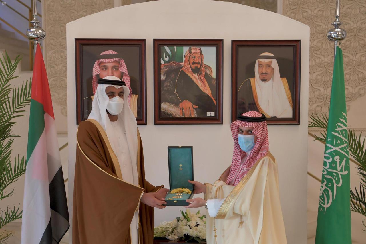 وزير الخارجية يسلم الشيخ شخبوط آل نهيان وشاح الملك عبدالعزيز من الطبقة الثانية