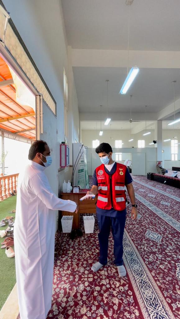 متطوعو الهلال الأحمر السعودي بجازان يقيمون نقاط فرز في جوامع المنطقة