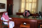 محافظ تيماء يلتقي رئيس المجلس البلدي بالمحافظة