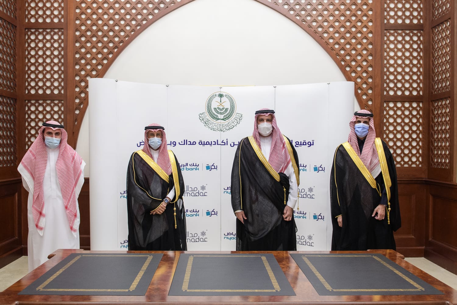 أمير منطقة المدينة المنورة يوقع اتفاقية تعاون بين “مداك” و”بنك الرياض”