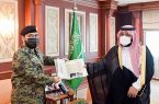 سمو الأمير محمد بن عبدالعزيز يتسلم التقرير الإحصائي السنوي لقوة الأفواج بالمنطقة