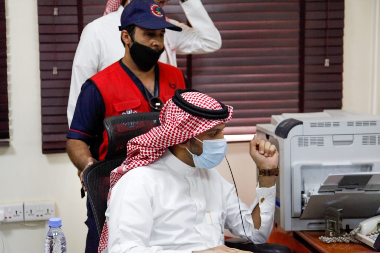رئيس هيئة الهلال الأحمر السعودي يزور غرفة عمليات الرياض