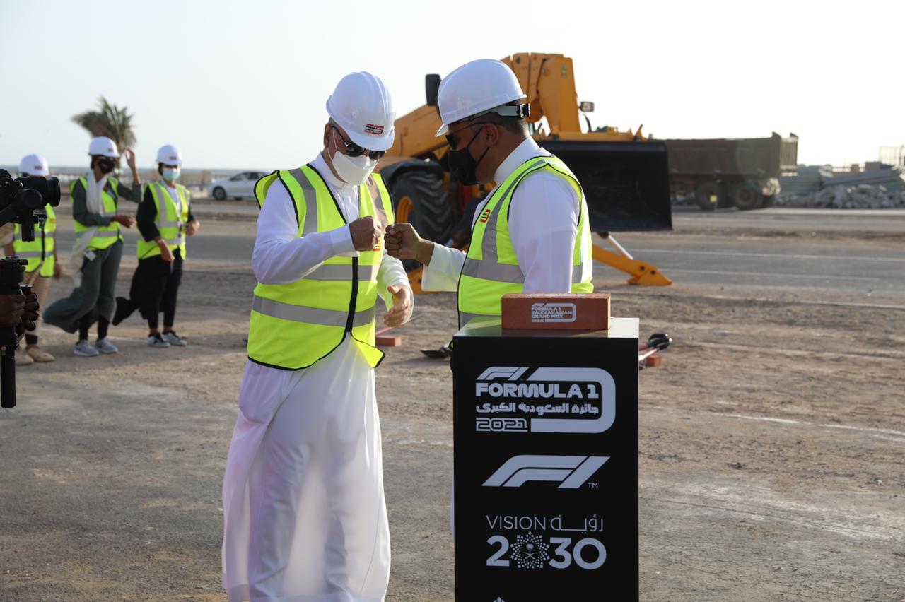 رئيس الإتحاد السعودي للسيارات يضع حجر الأساس لبدء أعمال بناء حلبة جدة للفورمولا(1)