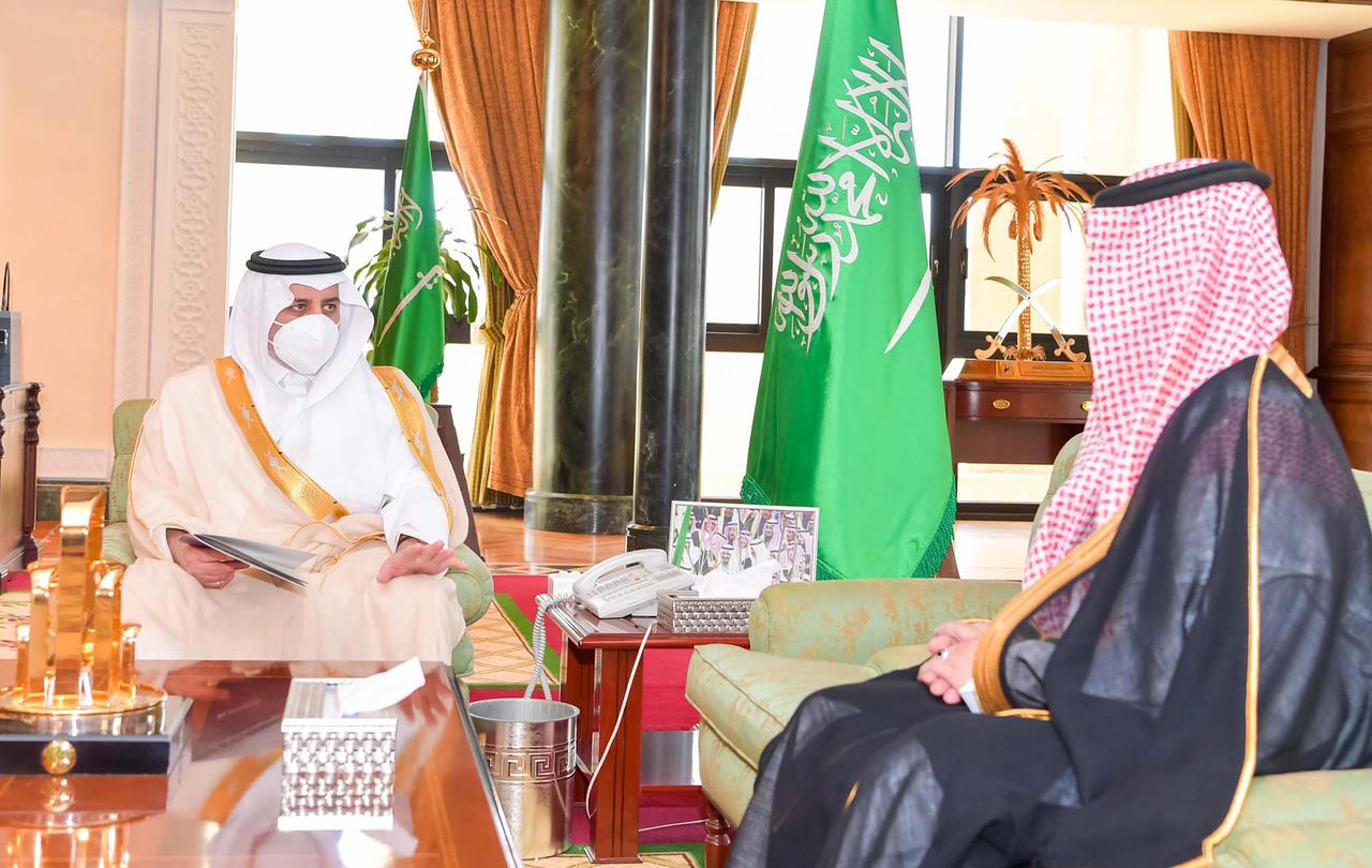 أمير منطقة تبوك يستقبل مدير مطار الأمير سلطان بن عبدالعزيز 