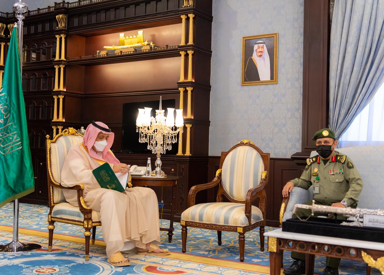 الأمير حسام بن سعود يتسلم التقرير السنوي لمنجزات جوازات منطقة الباحة