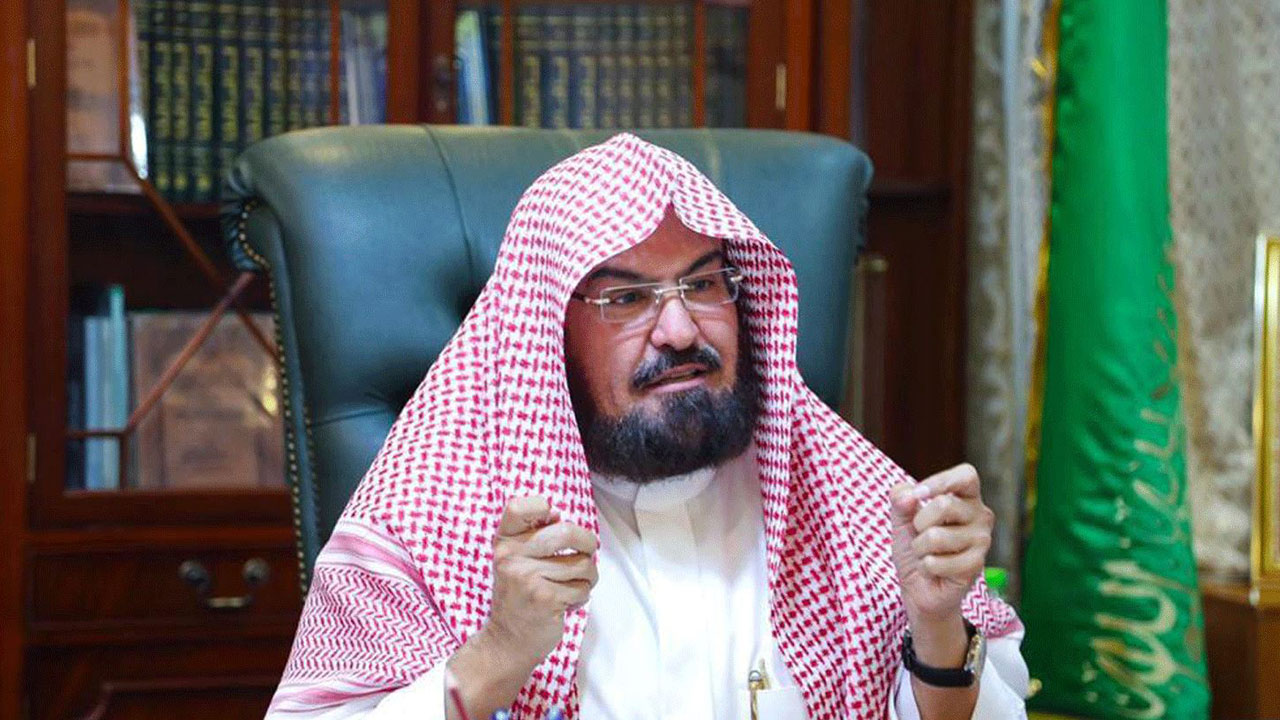 السديس… يعفي مدير شؤون أئمة المسجد النبوي ووكيله من منصبيهما