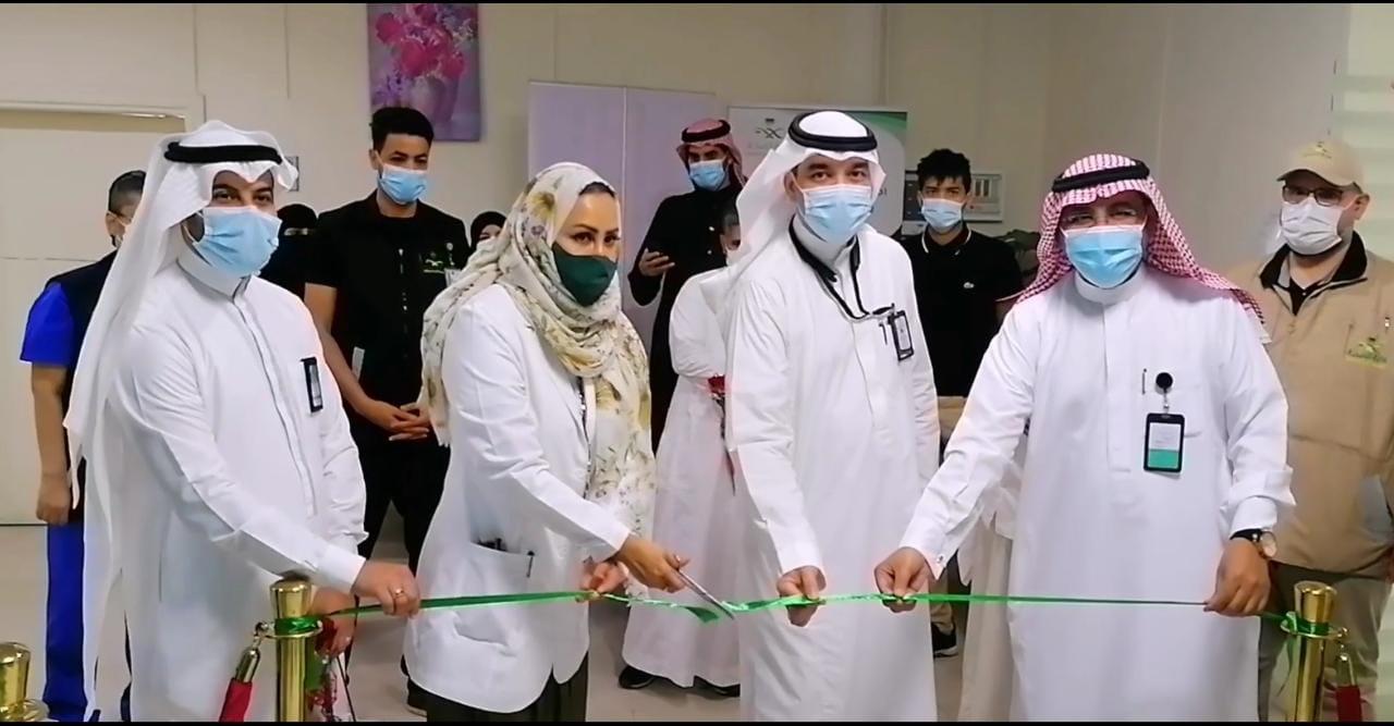 تدشين العيادة المتنقلة لتعزيز الصحة والإقلاع عن التدخين بمستشفى الملك عبدالعزيز