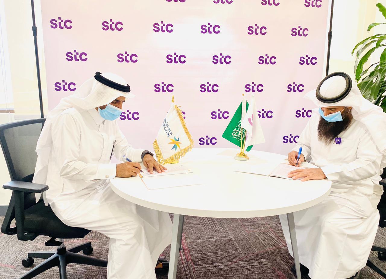 ” الشايق ” يوقع اتفاقية تعاون مع شركة الاتصالات السعودية STC بالباحة