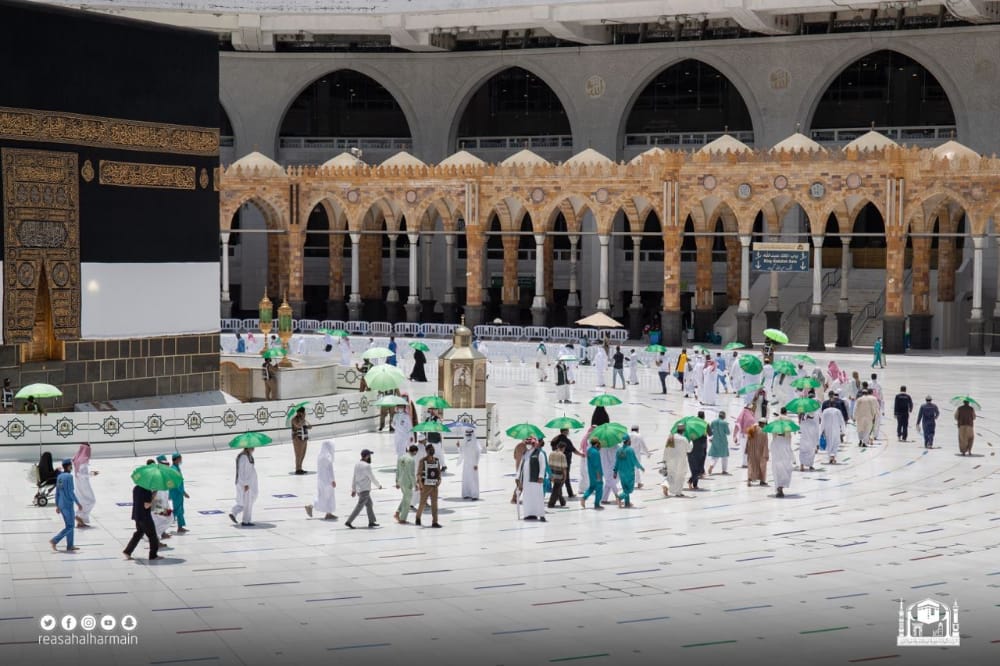 الرئاسة العامة توزع (12) ألف مظلة على المصلين والعاملين في المسجد الحرام