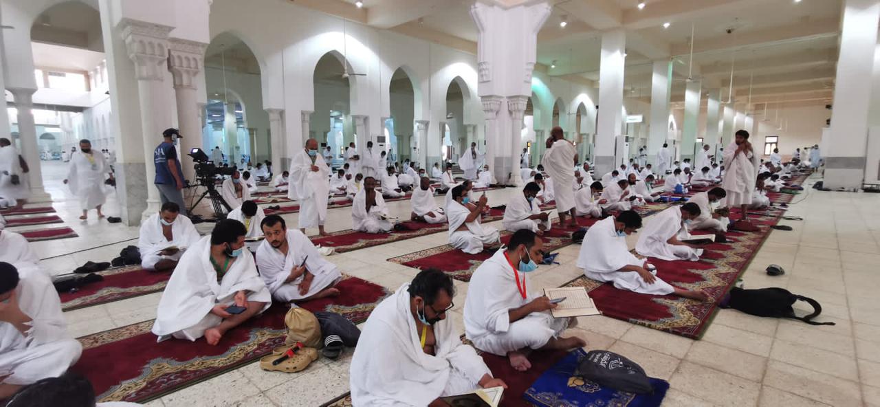 ضيوف الرحمن يصلون مسجد نمرة في أجواء إيمانية.. لأداء صلاتي الظهر والعصر