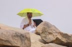 الشؤون الإسلامية تواصل توزيع مظلة شمسية على ضيوف الرحمن